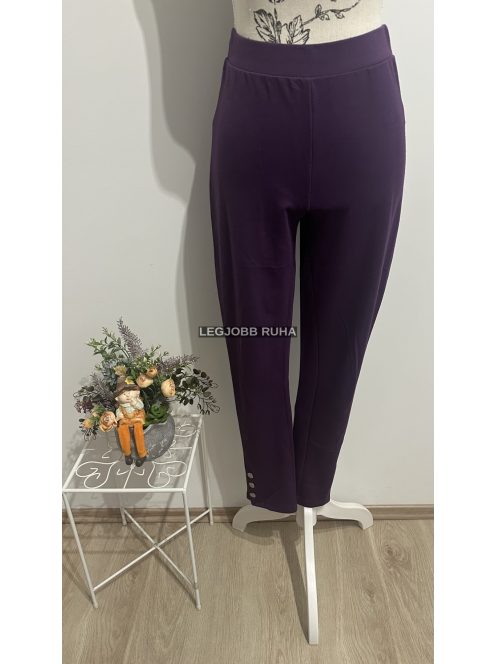 Gumis derekú leggings, lábszáránál gombokkal díszítve.