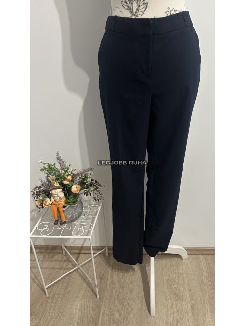 Magas derekú elegáns szövetnadrág, egyenes szárral, és övbújtatókkal ellátva. 