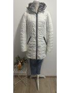 Steppelt, hosszított fazonú, kapucnis téli kabát, melynek belseje kontrasztos, szürke műszőrmével ellátott.