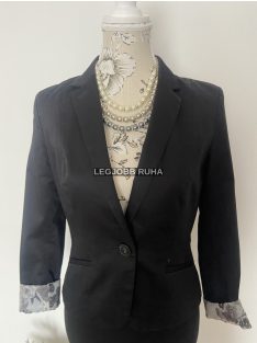   Rövid fazonú, egy gombos elegáns blézer. Belső anyaga virág mintás szatén anyag. 