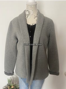   Egyenes fazonú, anyagában steppelt, gomb nélküli lezser blézer.