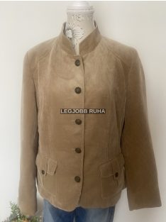   Állógalléros, egyenes szabású blézer, belső anyaggal bélelve.