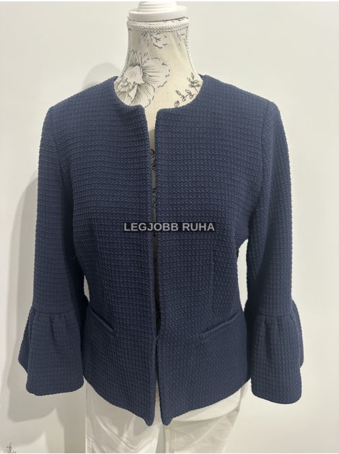 Gallér nélküli blézer, jellegzetes harangujjakkal. Elegáns, strukturált megjelenést kölcsönző, buklé hatással.