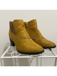   Magasított talpú, bélelt boka csizma. Oldalán gumírozott anyaggal toldva és cipzárral. 