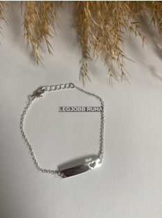   Vékony karikával fűzött karkötő lapos medállal díszítve.